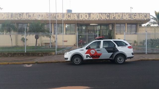 Polícia militar flagra jovens com droga em frente de escola